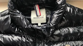 Подробный обзор черно-глянцевой, пуховой жилетки Moncler