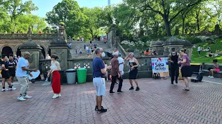 Artistas y músicos callejeros en Central Park y metro de Nueva York un sábado de Mayo de 2022