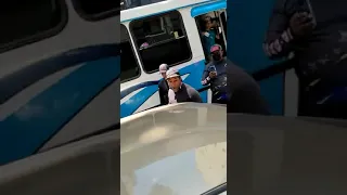 Enfrentamiento entre funcionario policial y colectivos en caracas PARTE 1