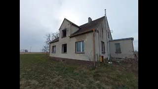 Opuszczony dom przy ruchliwej trasie