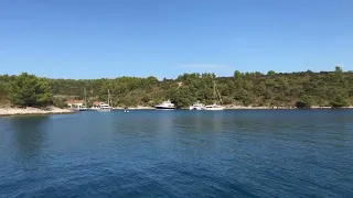 Spiegazione ad un amico della baia all'isola di Torcola in Croazia dove ci siamo riparati.