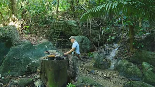 Solo Bushcraft: Bushwalk in the rain forest. Build shelters and hunter-gatherers