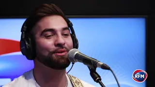 Kendji Girac chante "Tiago" dans les studios de RFM