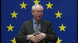 Van Rompuy receives the European flag from astronaut De Winne