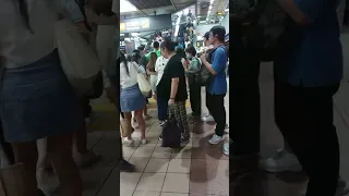 台北 忠孝復興站下班人潮 （忠孝復興站是一個高架與地下交會車站，共設有5處出入口；地下車站東側與東區地下街連通，出口4並與遠東SOGO百貨忠孝館地下一樓連通。）