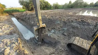 FAZENDO VALETA PARA ESCOAR ÁGUA DOS TANQUES DE PEIXES, Escavadeira hidráulica