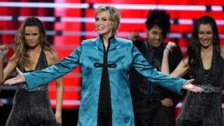Jane Lynch Puts Her Own Funky Twist on the 'Whip and Nae Nae' at 2016 People's Choice Awards