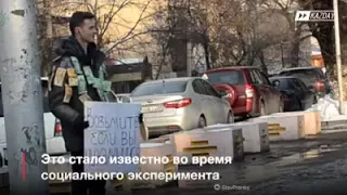 Парень раздовал деньги в Алмате