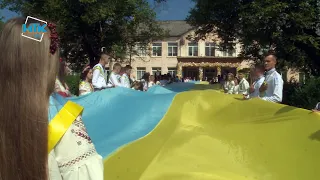 30-ти метровий жовто-блакитний стяг розгорнули випускники Саджавки