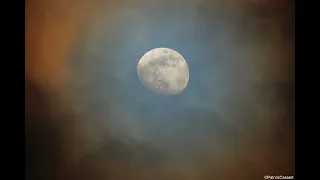Un festival de couleurs créé par la lune et les nuages