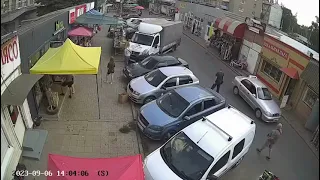 Momento exacto en que un misil ruso cae en un mercado, en la región Donetsk, Ucrania