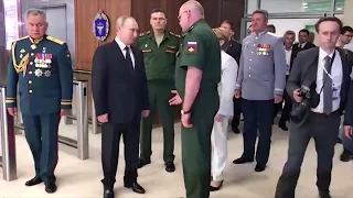 Путин посетил клинику Минобороны в Петербурге