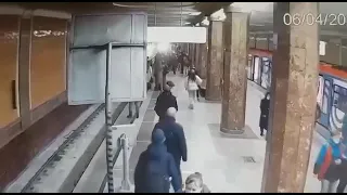 🚇Вчера на Красносельской на рельсы случайно упала девушка