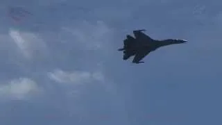 Sukhoi Su-35 shows extreme maneuverability at MAKS 2013