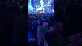 Girl's flowers for Dimash New York concert Fancam Love is Like A Dream Димаш Любовь похожая на сон