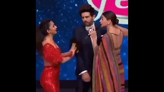 Kiara Advani Live Stage Performance l Kiara Advani Funny Status l Kartik Aaryan l Alia Bhatt