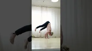 Experimenting with some new kinds of strength flows - what do you think?🤔😊 Flow: handstand - arched