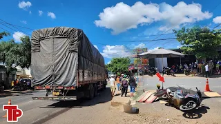 Hiện trường 2 thanh niên đi xe máy phanh gấp ngã ra đường, bị xe cán tử vong | Tiền Phong News