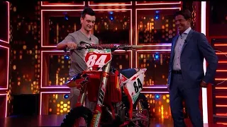 Jeffrey Herlings laat zijn motor zien én horen aan het publiek - RTL LATE NIGHT MET TWAN HUYS