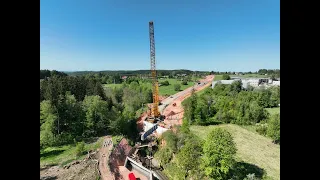 Nová Paka obchvat, 14.5.2024 - osazování ocelové konstrukce mostu - časosběr