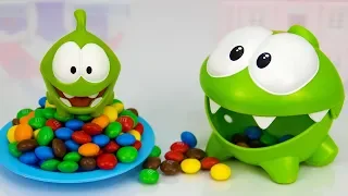 Om Nom and little Om Nom are looking for chocolates. Cartoons for children.