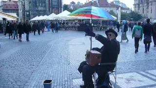 Тульский шарманщик играет на своей шарманке (гармонике) в Праге!!! октябрь 2015 год.