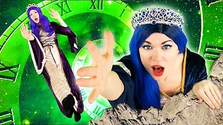 MAL TIME TRAVELS To Save Princesses | MAL and EVIE | DESCENDANTS | BFF Besties