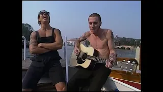 Anthony Kiedis and John Frusciante sing "Happy"