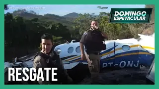 Imagens mostram esforço de policiais para arrombar porta do avião que levava Marília Mendonça