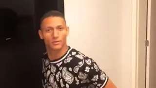 Richarlison só na dança do pombo.  kkk