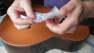 Убирание рисок по лаку гитары разравнивающей жидкостью(видео №1042).