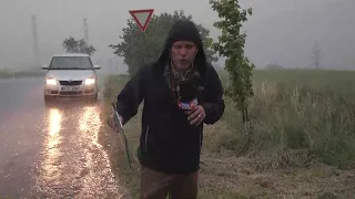 Bouřky udeřily. V Kroměříži létaly střechy, reportéra překvapila smršť přímo ve vysílání