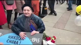 Бабушка митинг в Москве