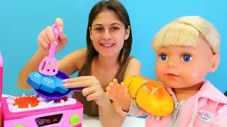 Ayşe ve Gül pazara gidiyorlar! Balık pişirme oyunu. Bebek bakma videoları