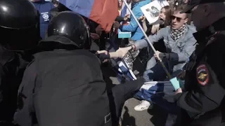 Первомайская демонстрация в Петербурге. ОМОН пошёл на толпу