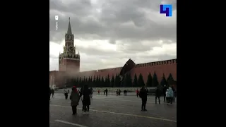 Сильный ветер снес строительные леса и отломил зубец со стен Кремля