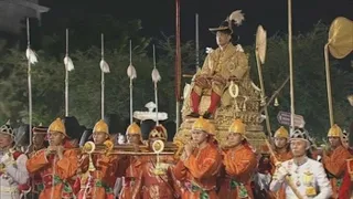 Miles de tailandeses saludan a su rey en un gran desfile tras la coronación