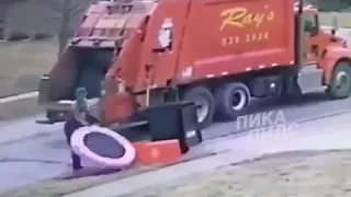 мусорщик первый раз в жизни увидел батут