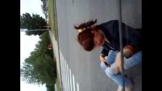 пьяная девка переползает дорогу тольятти