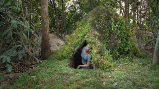 Girl LIving Off Grid, Build A Complete Warm Survival Underground Shelter