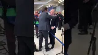 الصحفي الجزائري جمال جبلي  مع رئيس ريال مدريد فلورنتينو بيريز بعد نهاية مباراة مانشستر سيتي
