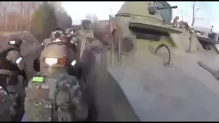 росают технику и разбегаются. Как выглядит обстрел российской военной колонны глазами оккупантов.