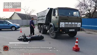 В Днепре на Петрозаводской КАМАЗ сбил мотоциклиста: мужчину забрала скорая
