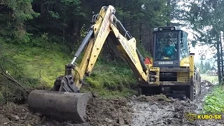 New Holland LB 115.B - backhoe cleaning mud