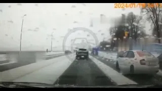 ДТП на Смольной набережной в Петербурге:Легковушка потеряла управление на скользкой дороге, вылетела