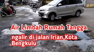 Air Limbah Rumah Tangga mengalir di jalan Irian Kota Bengkulu