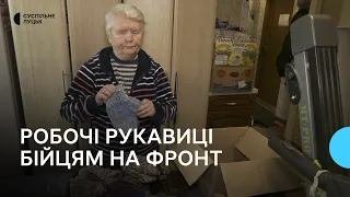 Незряча волонтерка з Луцька сплела чергову партію робочих рукавиць для волинських бійців