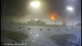 Момент вибуху ракети біля ТЦ у Києві
