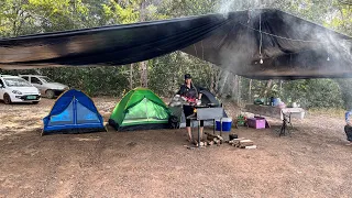 Montamos acampamento e preparamos um banquete no fogão a lenha para o almoço