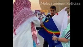 BANDEIRA DE PERNAMBUCO É CONFUNDIDA COM LGBTQIA+ E BRASILEIRO TEM CELULAR CONFISCADO NO CATAR